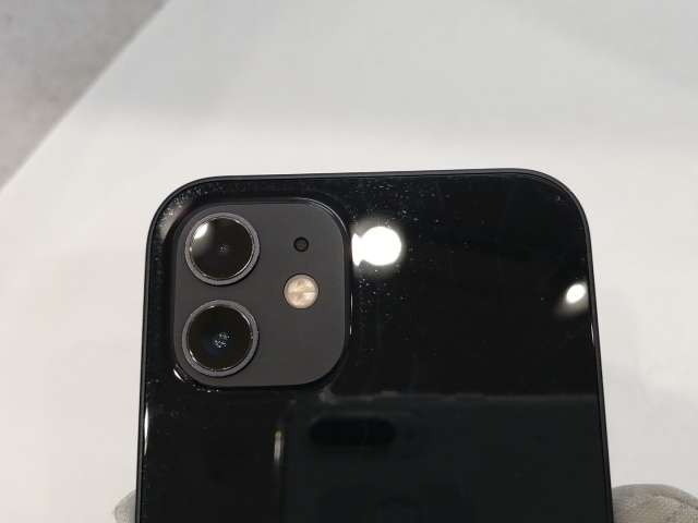 【中古】Apple au 【SIM鍵を掛ける取り消す済み】 iPhone 12 64GB 黒いこと MGHN3J/A【浜松駅前】言いはなつ継続期間１ヶ月【位置づけるC】