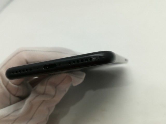 中古】Apple docomo 【SIMロック解除済み】 iPhone SE（第2世代
