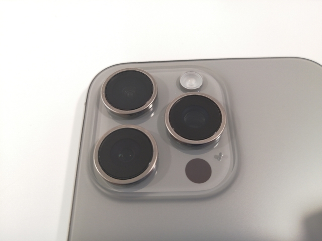 【中古】Apple 国内版 【SIMフリー】 iPhone 15 Pro Max 256GB ナチュラルチタニウム MU6R3J/A【大阪本店】保証期間１ヶ月【ランクA】