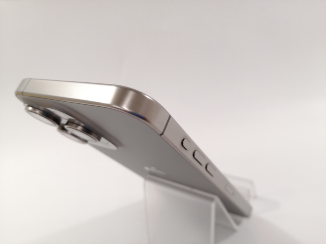 【中古】Apple 国内版 【SIMフリー】 iPhone 15 Pro Max 256GB ナチュラルチタニウム MU6R3J/A【大阪本店】保証期間１ヶ月【ランクA】