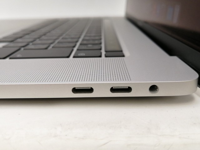 【中古】Apple MacBook Pro 16インチ Corei7:2.6GHz 512GB シルバー MVVL2J/A (Late 2019)【宇田川】保証期間１ヶ月【ランクB】