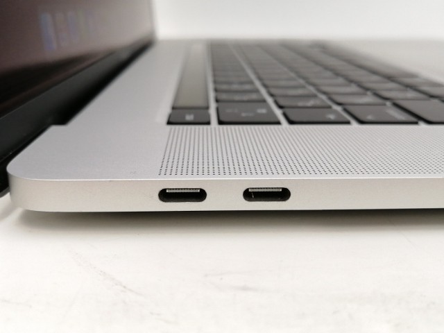 【中古】Apple MacBook Pro 16インチ Corei7:2.6GHz 512GB シルバー MVVL2J/A (Late 2019)【宇田川】保証期間１ヶ月【ランクB】
