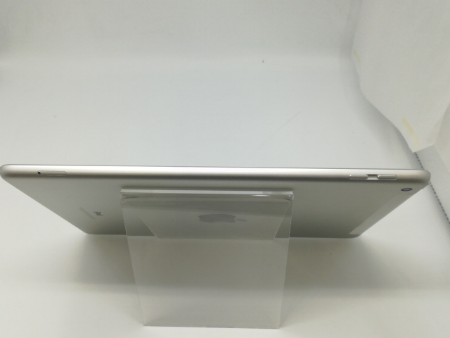 【中古】Apple SoftBank 【SIMロック解除済み】 iPad（第6世代/2018） 32GB シルバー MR6P2J/A【新橋烏森通り】保証期間１ヶ月【ランクB】_3