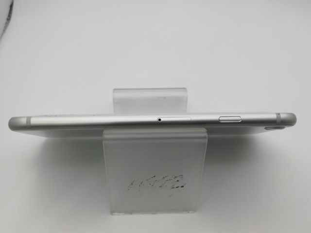 iPhone 8 シルバー 64 GB au SIMロック解除済み iPhone 8 シルバー 64