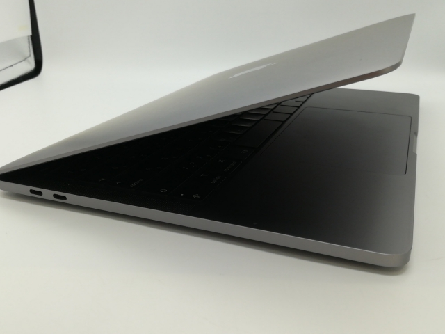 【中古】Apple MacBook Pro 13インチ M1(CPU:8C/GPU:8C) 8GB/256GB スペースグレイ MYD82J/A (M1・2020)【新橋烏森通り】保証期間１ヶ月【ランクA】