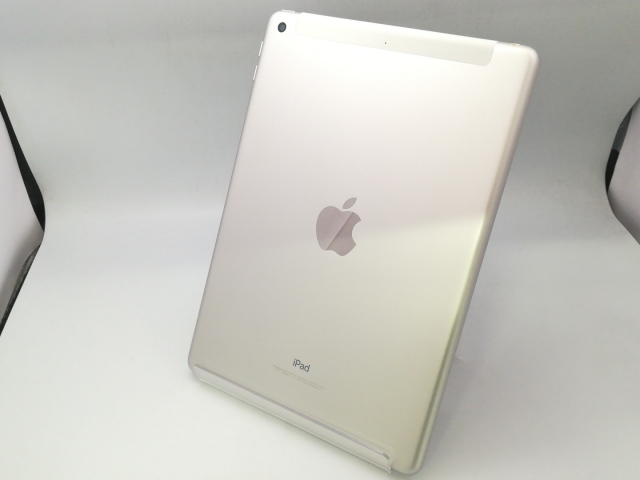 【中古】Apple docomo 【SIMロック解除済み】 iPad（第5世代/2017） 32GB シルバー MP1L2J/A【大阪堂島】保証期間１ヶ月【ランクA】