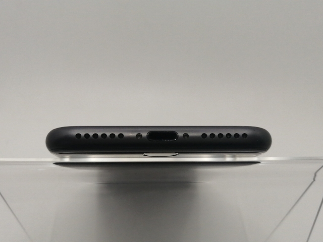 【中古】Apple docomo 【SIMロック解除済み】 iPhone 8 64GB スペースグレイ MQ782J/A【川崎駅前】保証期間１ヶ月【ランクC】_3