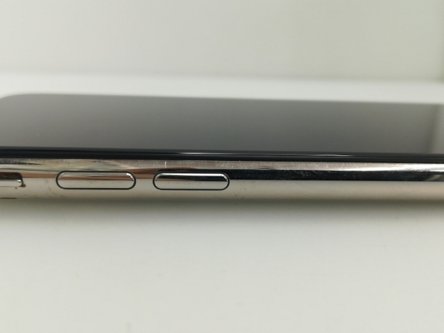 【中古】Apple docomo 【SIMロックあり】 iPhone XS 64GB シルバー MTAX2J/A【大須】保証期間１ヶ月【ランクC】 携帯電話本体