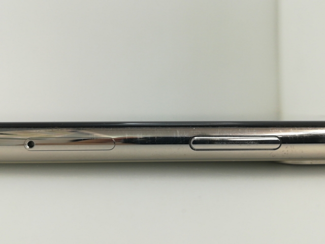 【中古】Apple docomo 【SIMロックあり】 iPhone XS 64GB シルバー MTAX2J/A【大須】保証期間１ヶ月【ランクC】 携帯電話本体