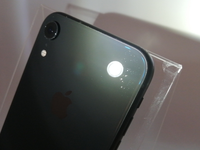 【中古】Apple au 【SIMロック解除済み】 iPhone XR 64GB ブラック MT002J/A【高崎モントレー】保証期間１ヶ月【ランクC】_7