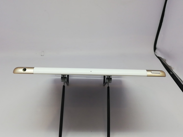 【中古】Apple docomo 【SIMロック解除済み】 iPad（第5世代/2017） 32GB ゴールド MPG42J/A【立川フロム中武】保証期間１ヶ月【ランクB】_2