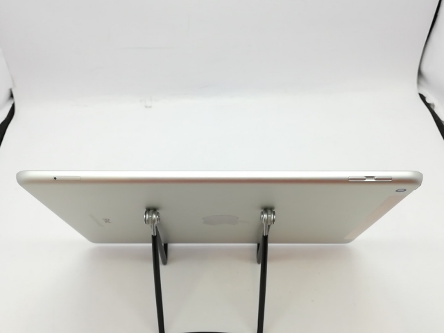 【中古】Apple au 【SIMロック解除済み】 iPad（第6世代/2018） 32GB シルバー MR6P2J/A【立川フロム中武】保証期間１ヶ月【ランクC】_3