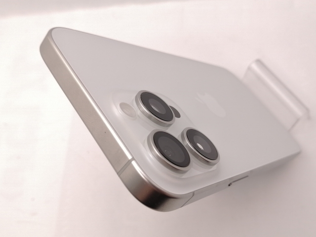 【中古】Apple 国内版 【SIMフリー】 iPhone 15 Pro Max 256GB ホワイトチタニウム MU6Q3J/A【新宿東口】保証期間１ヶ月【ランクA】