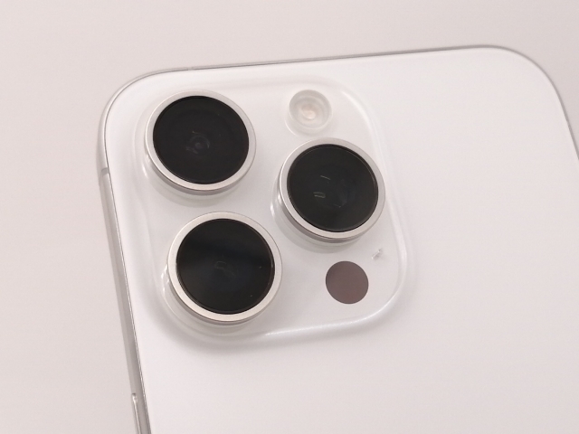 【中古】Apple 国内版 【SIMフリー】 iPhone 15 Pro Max 256GB ホワイトチタニウム MU6Q3J/A【新宿東口】保証期間１ヶ月【ランクA】