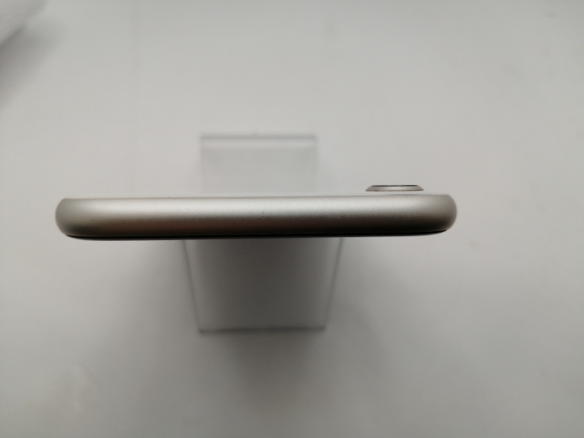 【中古】Apple docomo 【SIMフリー】 iPhone SE（第3世代） 64GB スターライト MMYD3J/A【新宿東口】保証期間１ヶ月【ランクA】_7