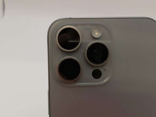 【中古】Apple SoftBank 【SIMフリー】 iPhone 15 Pro Max 256GB ナチュラルチタニウム MU6R3J/A【新宿東口】保証期間１ヶ月【ランクA】