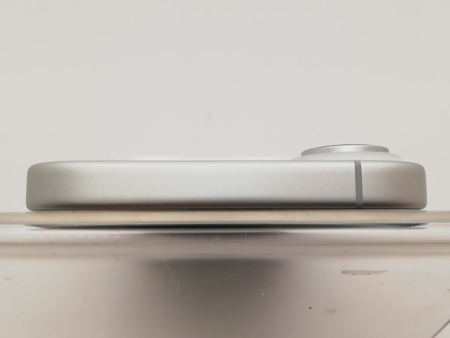 【中古】Apple 国内版 【SIMフリー】 iPhone 17 256GB ホワイト MG684J/A【新宿東口】保証期間１ヶ月【ランクA】_2