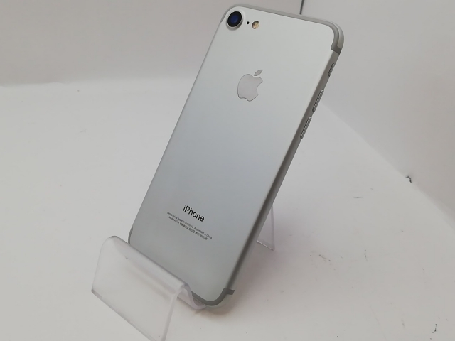 【中古】Apple docomo 【SIMロック解除済み】 iPhone 7 32GB シルバー MNCF2J/A【新宿東口】保証期間１ヶ月【ランクC】