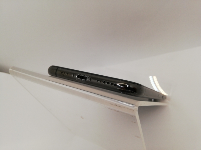 【中古】Apple au 【SIMロック解除済み】 iPhone XS 256GB スペースグレイ MTE02J/A【新宿東口】保証期間１ヶ月【ランクC】_4