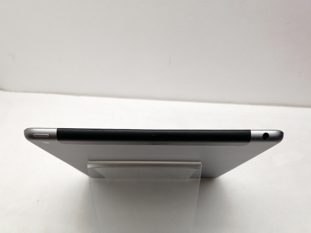 【中古】Apple au 【SIMロック解除済み】 iPad（第6世代/2018） 32GB スペースグレイ MR6N2J/A【仙台イービーンズ】保証期間１ヶ月【ランクC】_2