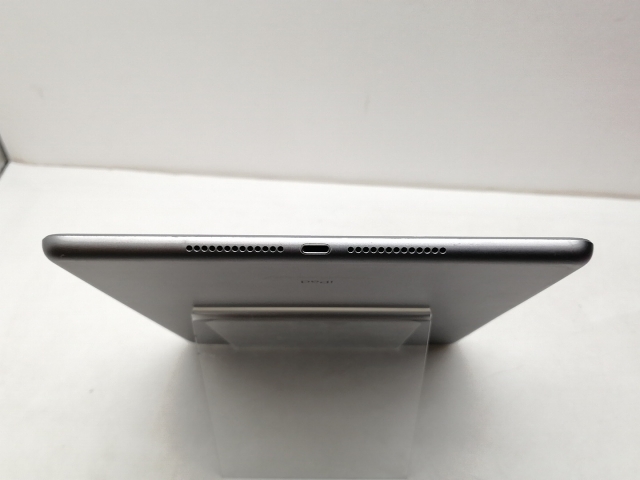 【中古】Apple au 【SIMロック解除済み】 iPad（第6世代/2018） 32GB スペースグレイ MR6N2J/A【仙台イービーンズ】保証期間１ヶ月【ランクC】_4