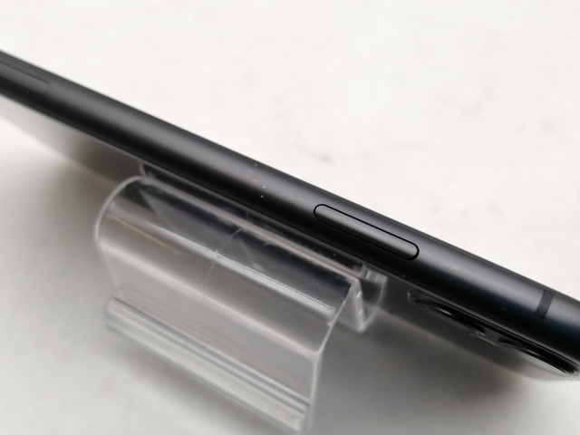 中古】Apple au 【SIMロック解除済み】 iPhone 11 64GB ブラック