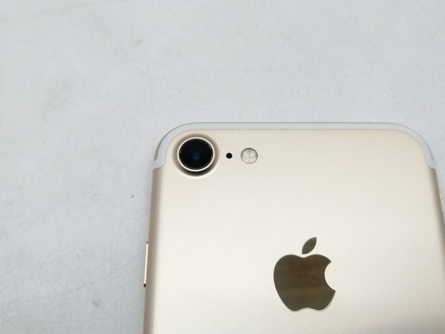 【中古】Apple docomo 【SIMロック解除済み】 iPhone 7 32GB ゴールド MNCG2J/A【仙台イービーンズ】保証期間１ヶ月【ランクC】_6