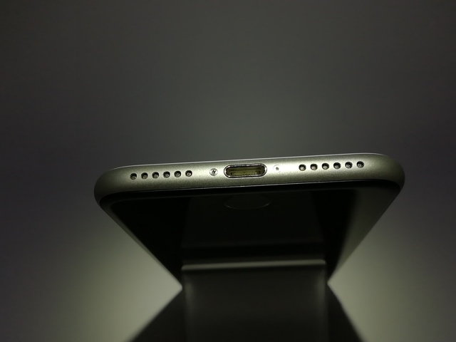【中古】Apple docomo 【SIMロック解除済み】 iPhone SE（第2世代） 64GB ホワイト MHGQ3J/A（後期型番）【福岡天神】保証期間１ヶ月【ランクC】_9