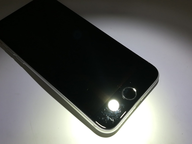 【中古】Apple docomo 【SIMロック解除済み】 iPhone SE（第2世代） 64GB ホワイト MX9T2J/A【福岡天神】保証期間１ヶ月【ランクC】_4