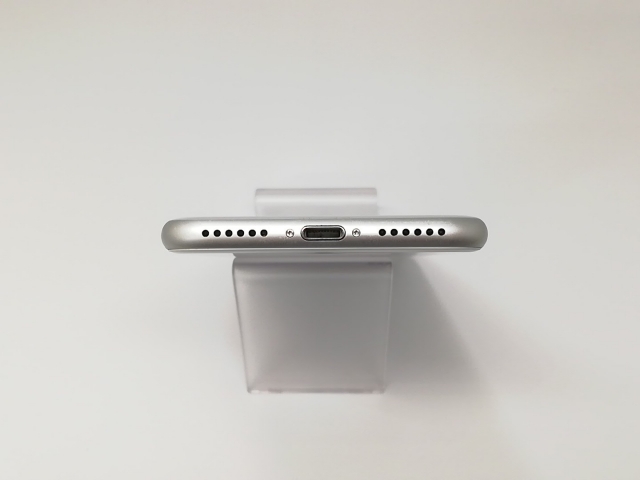 【中古】Apple au 【SIMロック解除済み】 iPhone 8 64GB シルバー MQ792J/A【福岡天神】保証期間１ヶ月【ランクB】_3