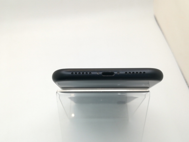 【中古】Apple docomo 【SIMロック解除済み】 iPhone XR 64GB ブラック MT002J/A【アリオ倉敷】保証期間１ヶ月【ランクC】_4