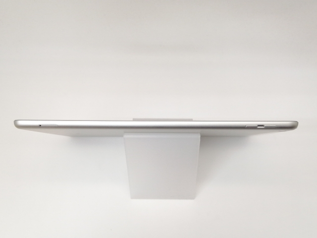 【中古】Apple au 【SIMロック解除済み】 iPad（第6世代/2018） 32GB シルバー MR6P2J/A【戸塚】保証期間１ヶ月【ランクC】_2