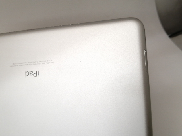 【中古】Apple au 【SIMロック解除済み】 iPad（第6世代/2018） 32GB シルバー MR6P2J/A【戸塚】保証期間１ヶ月【ランクC】_7