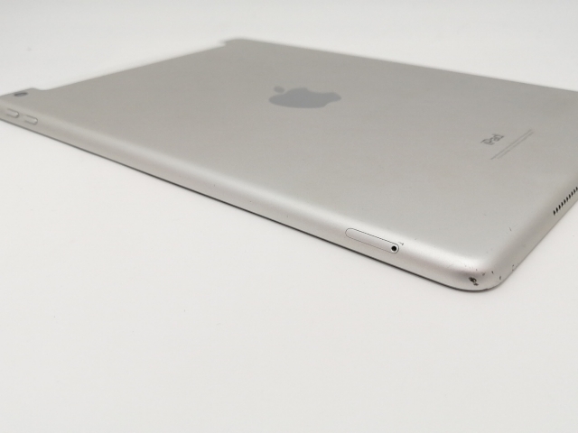 【中古】Apple au 【SIMロック解除済み】 iPad（第6世代/2018） 32GB シルバー MR6P2J/A【なんば】保証期間１ヶ月【ランクC】_4