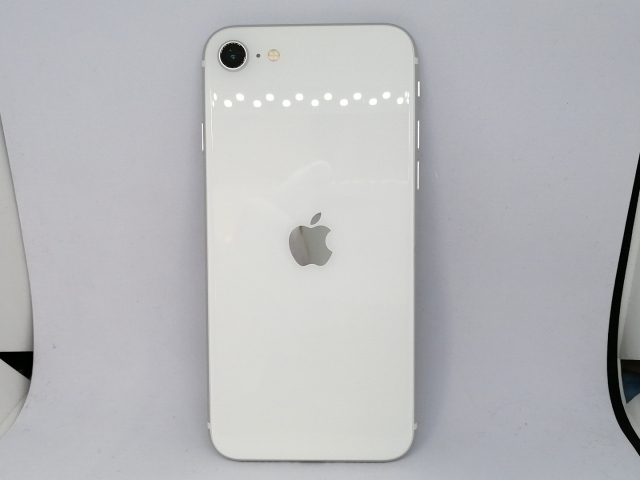 【中古】Apple au 【SIMロック解除済み】 iPhone SE（第2世代） 64GB ホワイト MHGQ3J/A（後期型番）【東池袋1丁目】保証期間１ヶ月【ランクA】