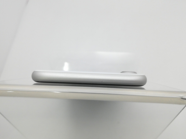 【中古】Apple au 【SIMロック解除済み】 iPhone SE（第2世代） 64GB ホワイト MHGQ3J/A（後期型番）【新橋烏森通り】保証期間１ヶ月【ランクB】