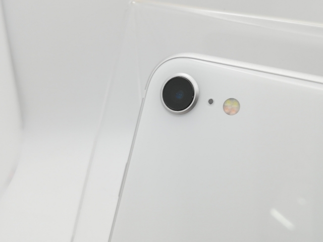 【中古】Apple au 【SIMロック解除済み】 iPhone SE（第2世代） 64GB ホワイト MHGQ3J/A（後期型番）【新橋烏森通り】保証期間１ヶ月【ランクB】