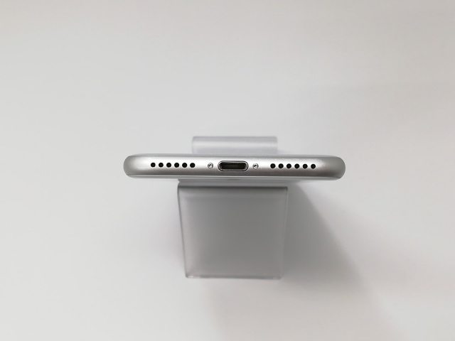 【中古】Apple au 【SIMロック解除済み】 iPhone 8 64GB シルバー MQ792J/A【福岡天神】保証期間１ヶ月【ランクC】_3