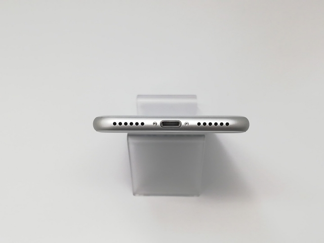 【中古】Apple au 【SIMロック解除済み】 iPhone 8 64GB シルバー MQ792J/A【福岡天神】保証期間１ヶ月【ランクC】_3