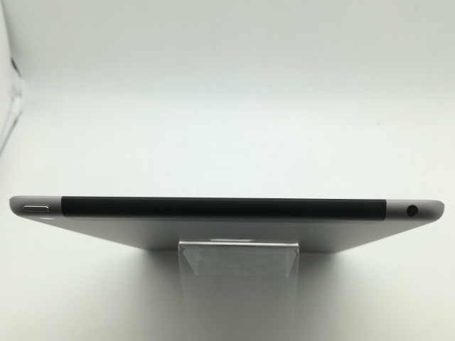 【中古】Apple au 【SIMロック解除済み】 iPad（第5世代/2017） 32GB スペースグレイ MP1J2J/A【OSU301】保証期間１ヶ月【ランクA】_2