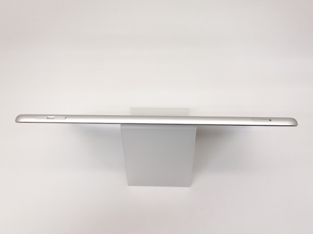 【中古】Apple au 【SIMロック解除済み】 iPad（第6世代/2018） 32GB シルバー MR6P2J/A【戸塚】保証期間１ヶ月【ランクC】_2