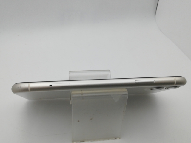 【中古】Apple docomo 【SIMロック解除済み】 iPhone 11 64GB ホワイト MHDC3J/A（後期型番）【新橋烏森通り】保証期間１ヶ月【ランクB】_3