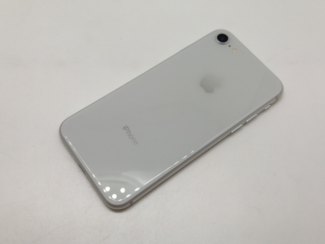 【中古】Apple au 【SIMロック解除済み】 iPhone 8 64GB シルバー MQ792J/A【池袋東口】保証期間１ヶ月【ランクC】