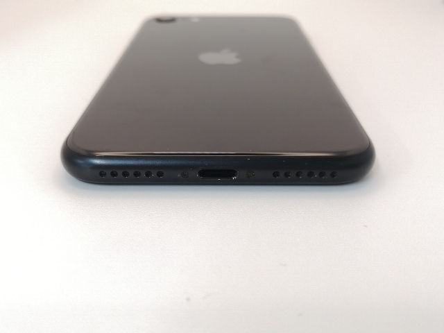 【中古】Apple au 【SIMロック解除済み】 iPhone SE（第2世代） 64GB ブラック MHGP3J/A（後期型番）【川崎駅前】保証期間１ヶ月【ランクB】_4