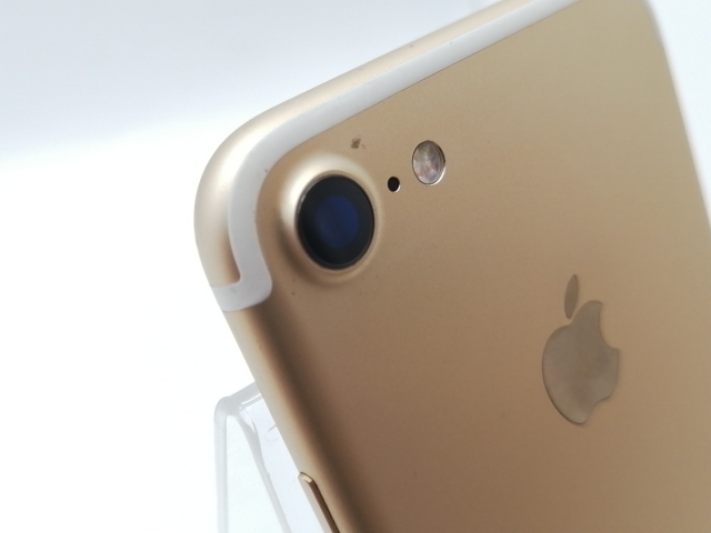 中古】Apple au 【SIMロック解除済み】 iPhone 7 32GB ゴールド MNCG2J 