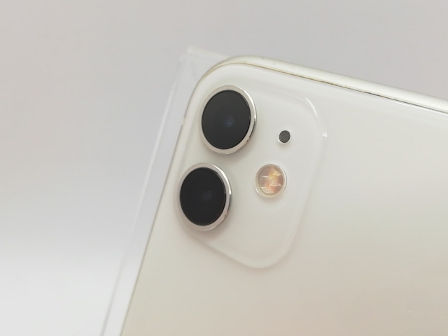 【中古】Apple docomo 【SIMロック解除済み】 iPhone 11 256GB ホワイト MWM82J/A【高崎モントレー】保証期間１ヶ月【ランクC】_6