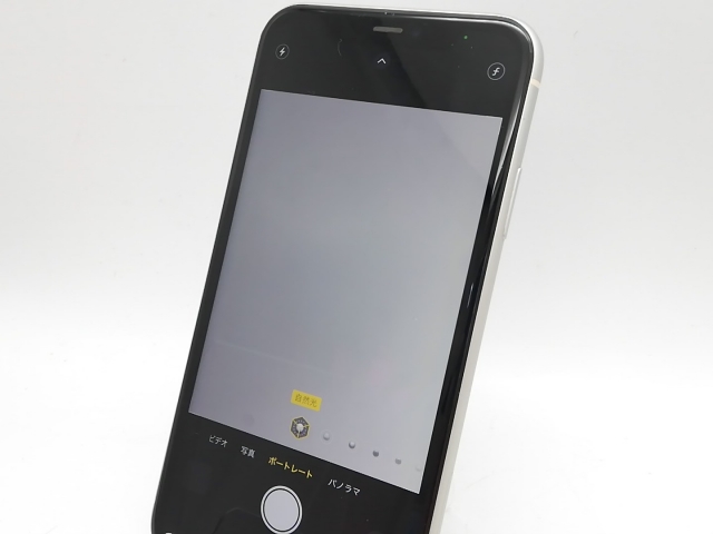 【中古】Apple docomo 【SIMロック解除済み】 iPhone 11 256GB ホワイト MWM82J/A【高崎モントレー】保証期間１ヶ月【ランクC】_9