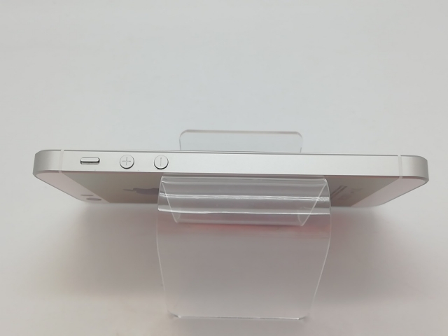 【中古】Apple au 【SIMロック解除済み】 iPhone SE （第1世代） 64GB シルバー MLM72J/A【宇田川】保証期間１ヶ月【ランクC】_5
