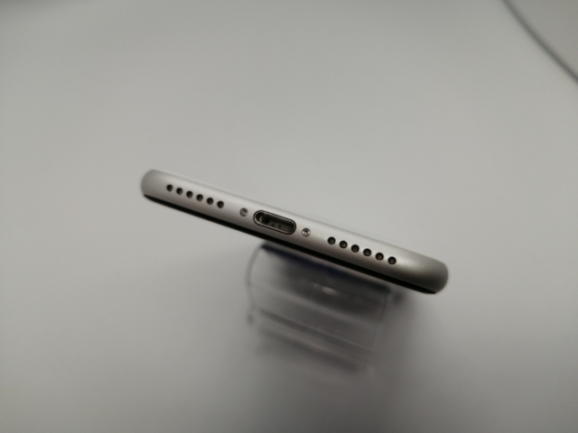 【中古】Apple docomo 【SIMロック解除済み】 iPhone SE（第2世代） 64GB ホワイト MX9T2J/A【大須アメ横】保証期間１ヶ月【ランクC】_3