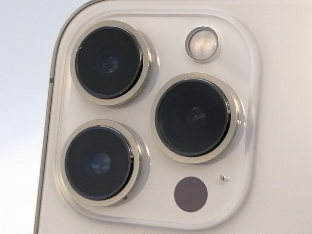【中古】Apple docomo 【SIMフリー】 iPhone 13 Pro Max 256GB ゴールド MLJA3J/A【小倉駅前】保証期間１ヶ月【ランクC】